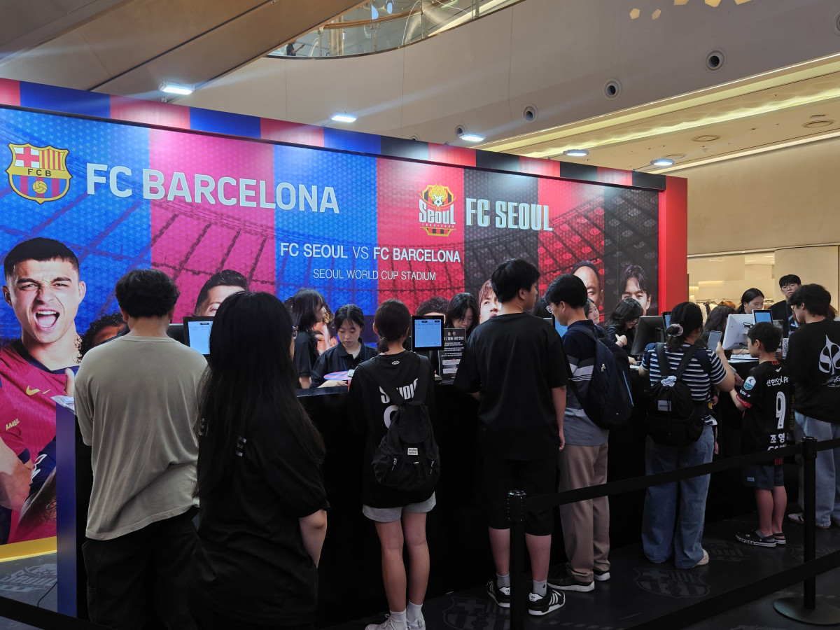 ▲롯데월드몰 내 'FC서울 VS FC바르셀로나' 팝업 계산대에 고객들이 기다리고 있다. (문현호 기자 m2h@)