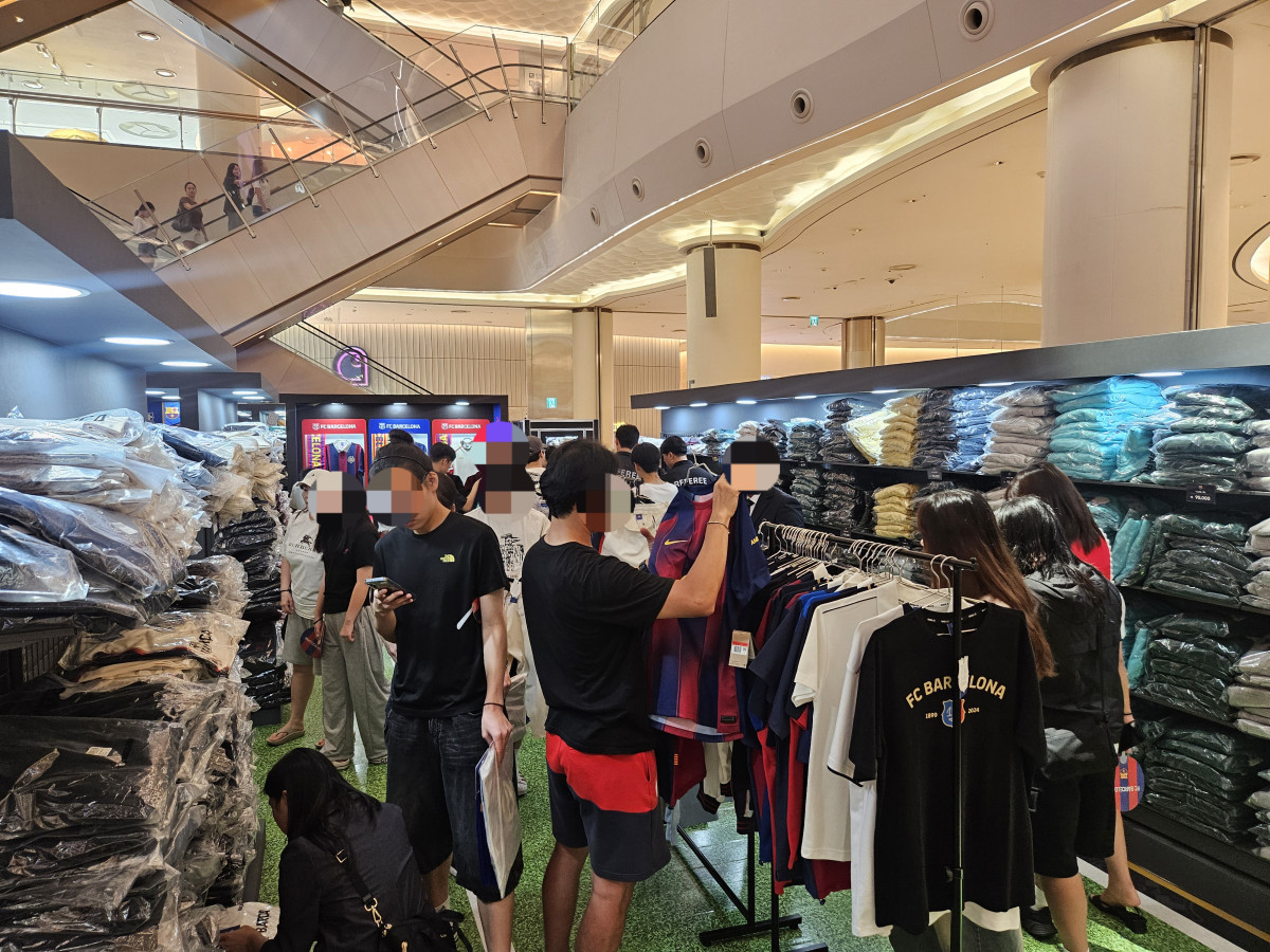 ▲'FC서울 VS FC바르셀로나' 팝업에서 옷을 살피고 있는 고객들. (문현호 기자 m2h@)