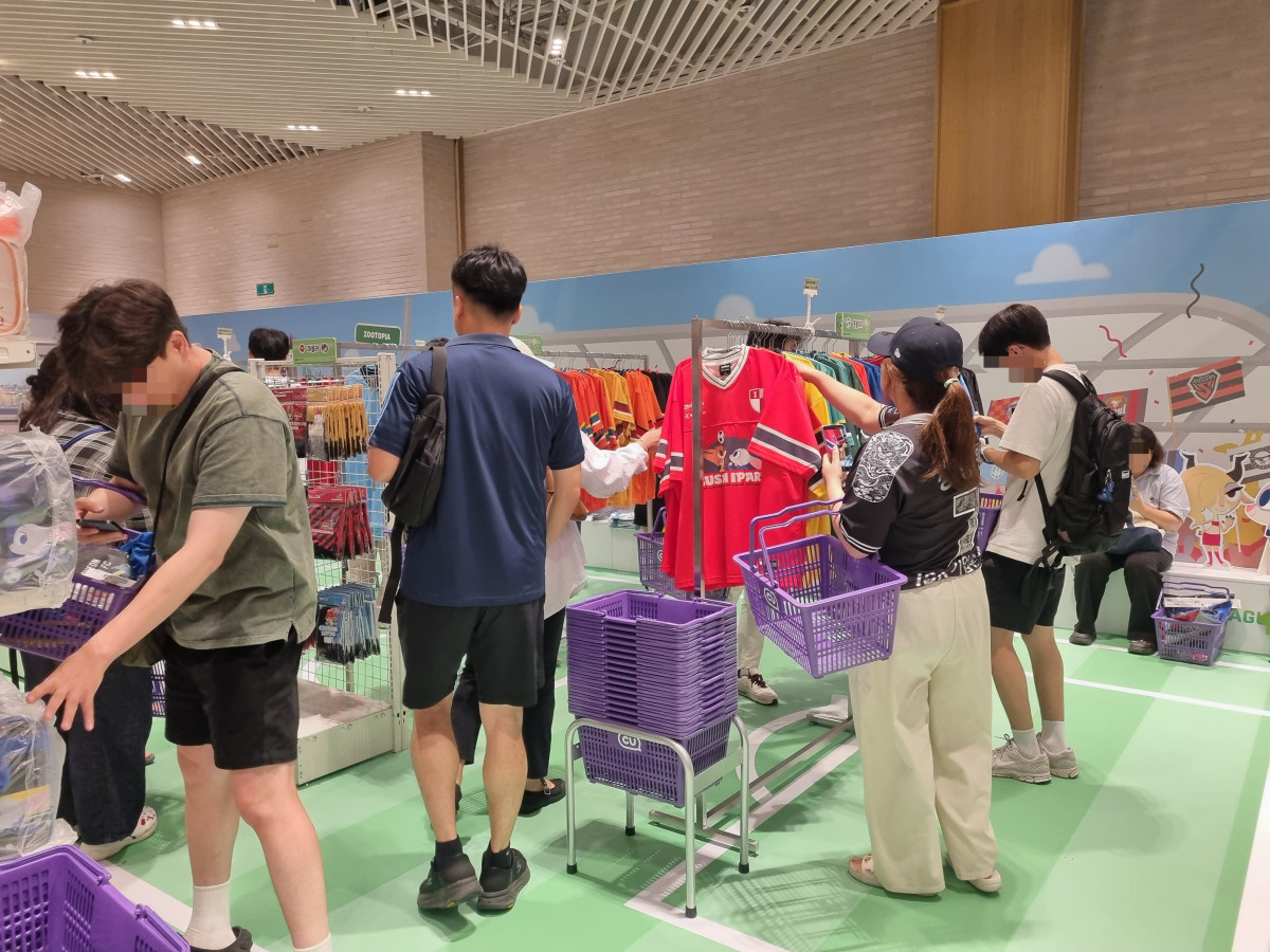 ▲25일 'K리그-주토피아' 팝업스토어에서 방문객들이 CU 바구니로 제품을 고르고 있다. (유하영 기자 haha@)