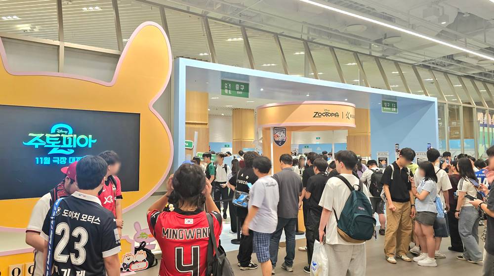 ▲25일 'K리그-주토피아' 팝업스토어 앞에서 방문객들이 행사장 입장을 기다리고 있다.  (사진제공=BGF리테일)