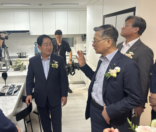 ▲이한준 LH 사장(왼쪽)과 주광덕 남양주 시장이 견본주택을 둘러보며 얘기하고 있다. (천상우 1000tkddn@)