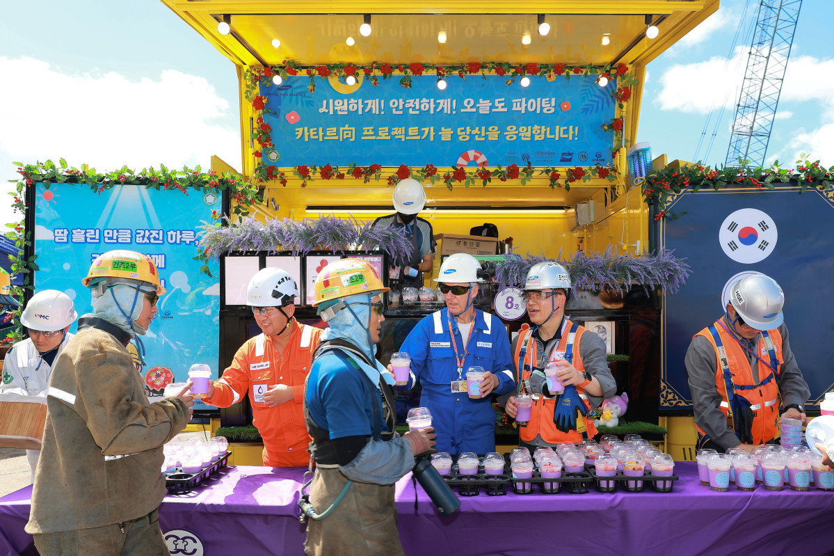 ▲이왕근 삼성중공업 조선소장(오른쪽 2번째)과 앤디 그라함(Andy Graham)JP모건 사이트메니져(오른쪽 3번째)가 수박화채를 나누어 주고 있다 (삼성중공업)