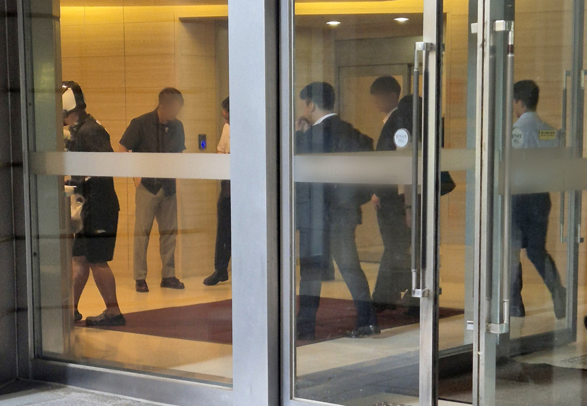 ▲ 김건희 여사 의혹들을 수사하는 민중기 특별검사팀 수사관들이 25일 압수수색을 위해 김 여사의 사저가 있는 서울 서초구 아크로비스타 건물로 들어가고 있다. (연합뉴스)