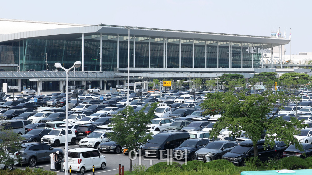 ▲휴가철을 앞두고 25일 서울 강서구 김포공항 국내선 청사 주차장이 차량으로 붐비고 있다. 한국공항공사에 따르면 휴가철 항공기 2만4067편이 뜨고 내리고, 승객 431만명이 공항을 이용할 것으로 예상했다. 일평균으로는 항공기 1416편, 승객 25만3000명으로, 지난해 같은 기간(10365편·23만8729명)보다 소폭 증가했다. 공항별로는 김포공항이 25일, 김해공항이 26일, 제주공항이 내달 4일에 가장 많은 여객이 몰릴 예정이다. 고이란 기자 photoeran@