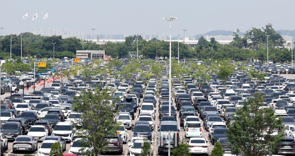▲휴가철을 앞두고 25일 서울 강서구 김포공항 국내선 청사 주차장이 차량으로 붐비고 있다. 한국공항공사에 따르면 휴가철 항공기 2만4067편이 뜨고 내리고, 승객 431만명이 공항을 이용할 것으로 예상했다. 일평균으로는 항공기 1416편, 승객 25만3000명으로, 지난해 같은 기간(10365편·23만8729명)보다 소폭 증가했다. 공항별로는 김포공항이 25일, 김해공항이 26일, 제주공항이 내달 4일에 가장 많은 여객이 몰릴 예정이다. 고이란 기자 photoeran@