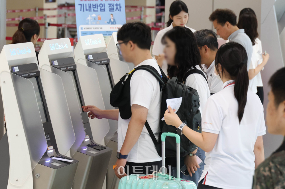 ▲휴가철을 앞두고 25일 서울 강서구 김포공항 국내선이 여행객으로 붐비고 있다. 한국공항공사에 따르면 휴가철 항공기 2만4067편이 뜨고 내리고, 승객 431만명이 공항을 이용할 것으로 예상했다. 일평균으로는 항공기 1416편, 승객 25만3000명으로, 지난해 같은 기간(10365편·23만8729명)보다 소폭 증가했다. 공항별로는 김포공항이 25일, 김해공항이 26일, 제주공항이 내달 4일에 가장 많은 여객이 몰릴 예정이다. 고이란 기자 photoeran@