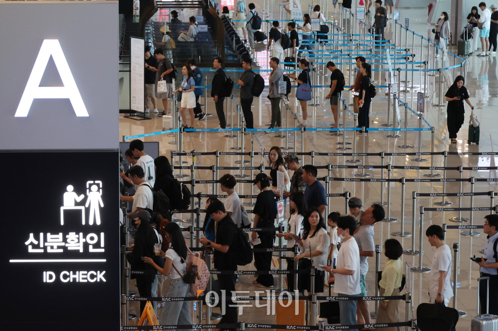 ▲휴가철을 앞두고 25일 서울 강서구 김포공항 국내선이 여행객으로 붐비고 있다. 한국공항공사에 따르면 휴가철 항공기 2만4067편이 뜨고 내리고, 승객 431만명이 공항을 이용할 것으로 예상했다. 일평균으로는 항공기 1416편, 승객 25만3000명으로, 지난해 같은 기간(10365편·23만8729명)보다 소폭 증가했다. 공항별로는 김포공항이 25일, 김해공항이 26일, 제주공항이 내달 4일에 가장 많은 여객이 몰릴 예정이다. 고이란 기자 photoeran@