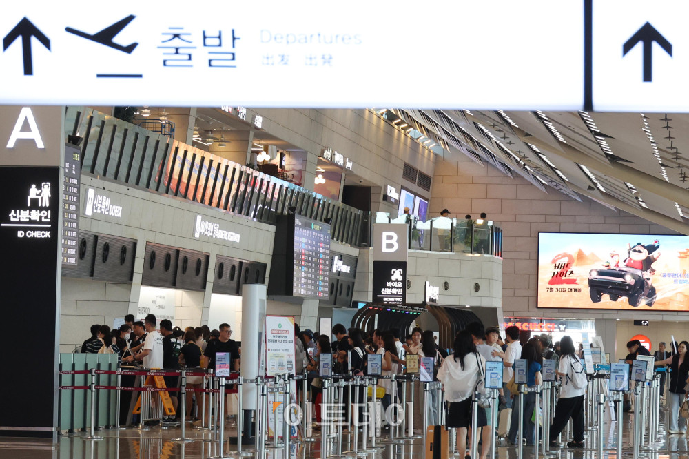 ▲휴가철을 앞두고 25일 서울 강서구 김포공항 국내선이 여행객으로 붐비고 있다. 한국공항공사에 따르면 휴가철 항공기 2만4067편이 뜨고 내리고, 승객 431만명이 공항을 이용할 것으로 예상했다. 일평균으로는 항공기 1416편, 승객 25만3000명으로, 지난해 같은 기간(10365편·23만8729명)보다 소폭 증가했다. 공항별로는 김포공항이 25일, 김해공항이 26일, 제주공항이 내달 4일에 가장 많은 여객이 몰릴 예정이다. 고이란 기자 photoeran@