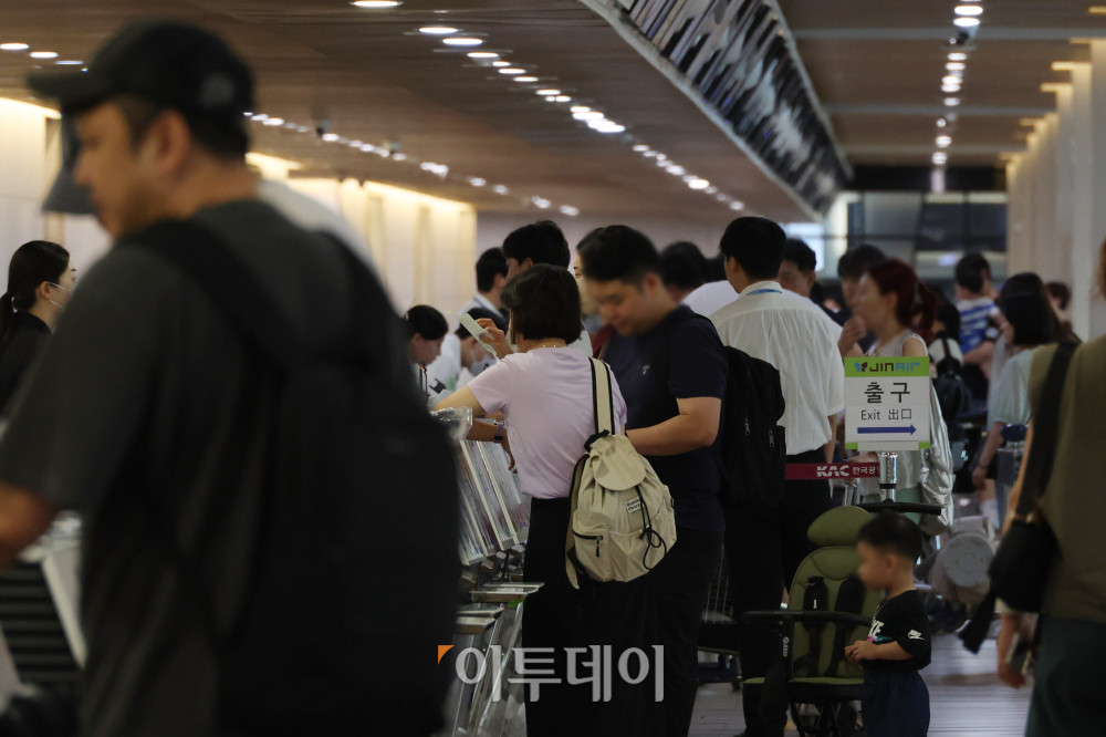 ▲휴가철을 앞두고 25일 서울 강서구 김포공항 국내선이 여행객으로 붐비고 있다. 한국공항공사에 따르면 휴가철 항공기 2만4067편이 뜨고 내리고, 승객 431만명이 공항을 이용할 것으로 예상했다. 일평균으로는 항공기 1416편, 승객 25만3000명으로, 지난해 같은 기간(10365편·23만8729명)보다 소폭 증가했다. 공항별로는 김포공항이 25일, 김해공항이 26일, 제주공항이 내달 4일에 가장 많은 여객이 몰릴 예정이다. 고이란 기자 photoeran@