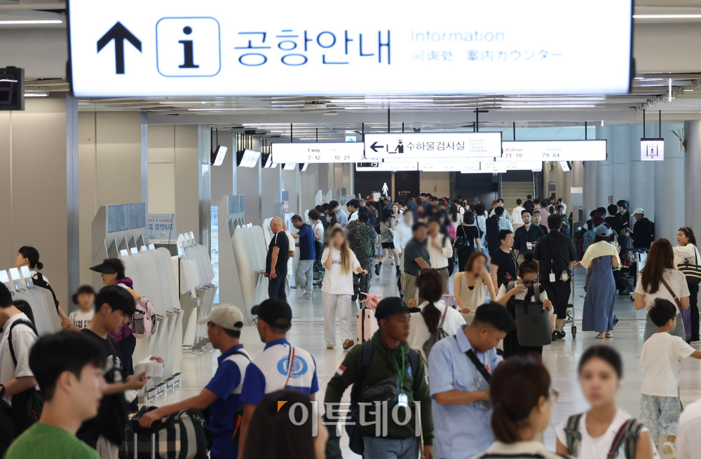 ▲휴가철을 앞두고 25일 서울 강서구 김포공항 국내선이 여행객으로 붐비고 있다. 한국공항공사에 따르면 휴가철 항공기 2만4067편이 뜨고 내리고, 승객 431만명이 공항을 이용할 것으로 예상했다. 일평균으로는 항공기 1416편, 승객 25만3000명으로, 지난해 같은 기간(10365편·23만8729명)보다 소폭 증가했다. 공항별로는 김포공항이 25일, 김해공항이 26일, 제주공항이 내달 4일에 가장 많은 여객이 몰릴 예정이다. 고이란 기자 photoeran@