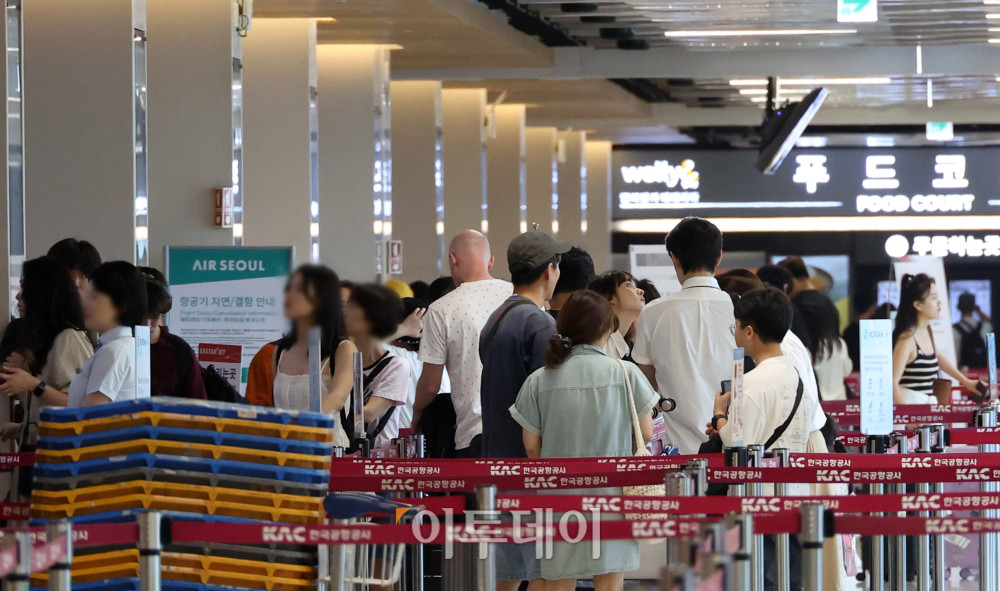 ▲휴가철을 앞두고 25일 서울 강서구 김포공항 국내선이 여행객으로 붐비고 있다. 한국공항공사에 따르면 휴가철 항공기 2만4067편이 뜨고 내리고, 승객 431만명이 공항을 이용할 것으로 예상했다. 일평균으로는 항공기 1416편, 승객 25만3000명으로, 지난해 같은 기간(10365편·23만8729명)보다 소폭 증가했다. 공항별로는 김포공항이 25일, 김해공항이 26일, 제주공항이 내달 4일에 가장 많은 여객이 몰릴 예정이다. 고이란 기자 photoeran@