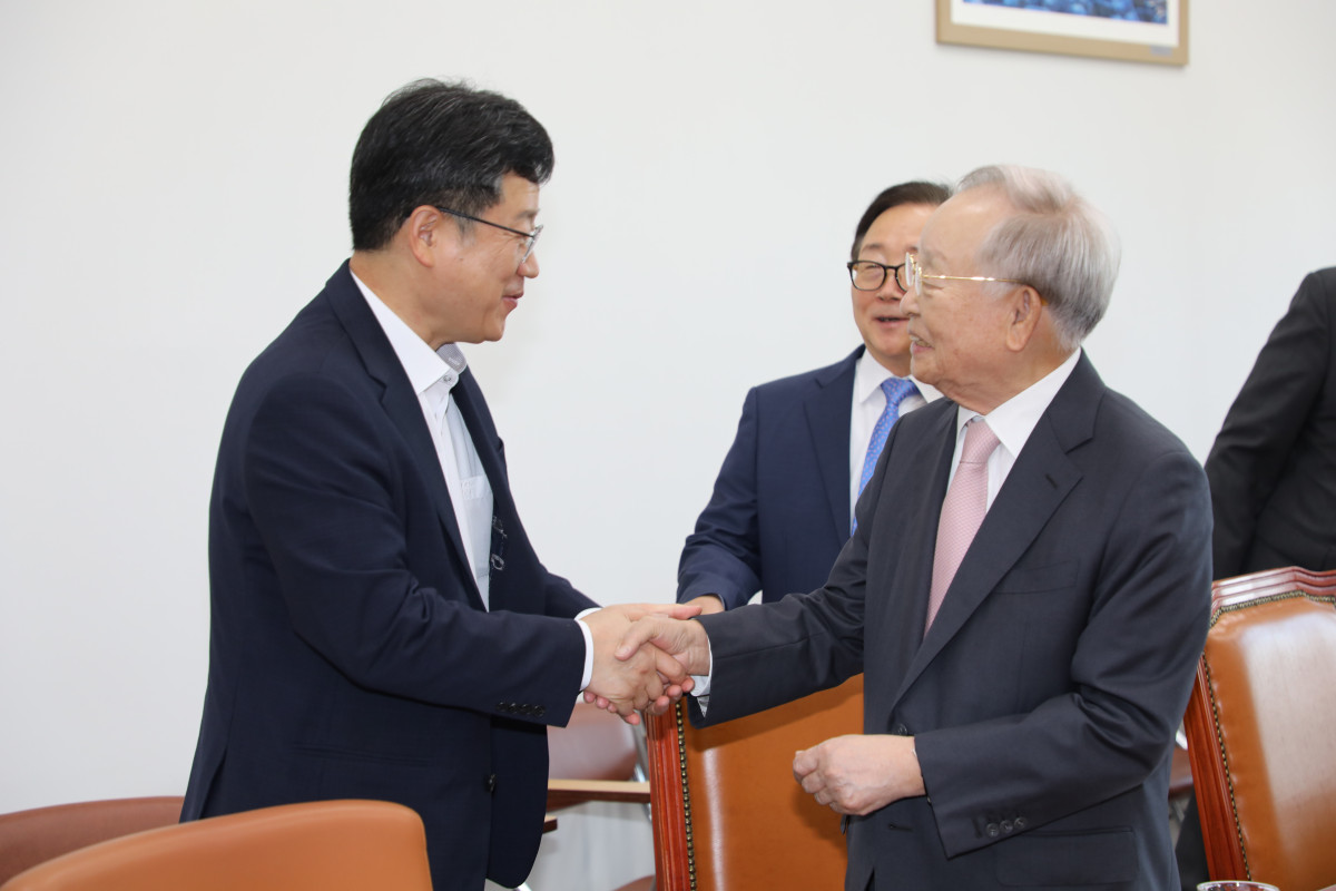 ▲손경식 경총 회장(오른쪽)과 안호영 국회 환경노동위원회 위원장(왼쪽)이 면담하고 있다. (자료제공=경총)