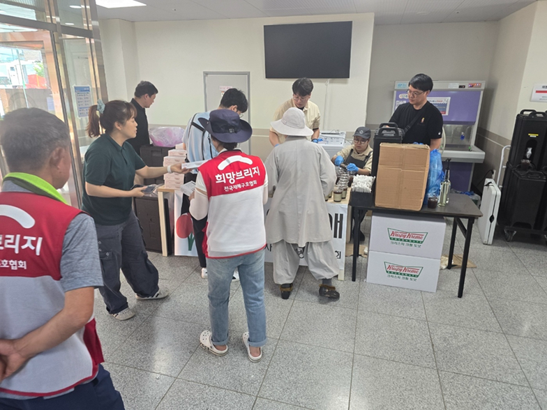 ▲24일 롯데GRS가 산청중학교에서 수해 피해 지역의 이재민에게 구호식품을 전달했다. (사진제공=롯데GRS)