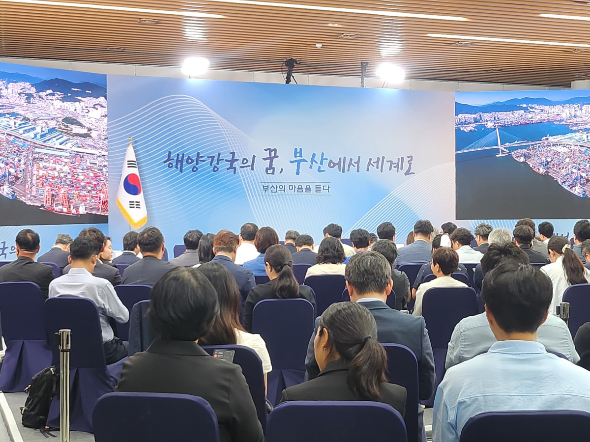 ▲부경대학교 타운홀 미팅에서 참석자들이 대통령의 참석을 기다리고 있다.  (서영인기자 hihiro@)