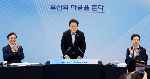 ▲이재명 대통령이 25일 부산 국립부경대에서 타운홀미팅 '부산의 마음을 듣다' 간담회 참석자들에게 인사하고 있다. 왼쪽부터 전재수 해양수산부 장관, 이 대통령, 김경수 대통령 직속 지방시대위원장. (연합)