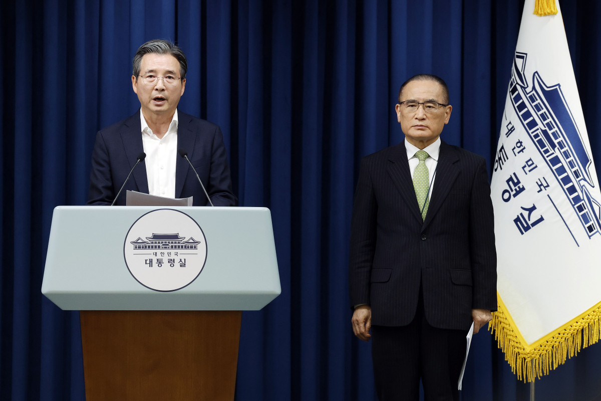 ▲김용범(왼쪽) 정책실장과 위성락 국가안보실장이 25일 서울 용산 대통령실 청사에서 통상대책회의 관련 브리핑을 하고 있다.  (뉴시스)