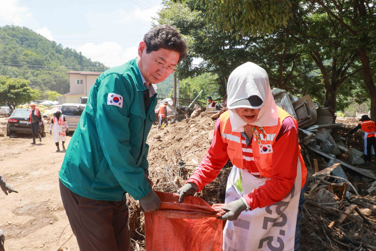 ▲이상일 용인특례시장이 25일 가평군의 수해복구 현장에서 용인시자원봉사센터의 '레디용 봉사단'과 함께 피해복구 작업을 진행 중이다. (용인특례시)