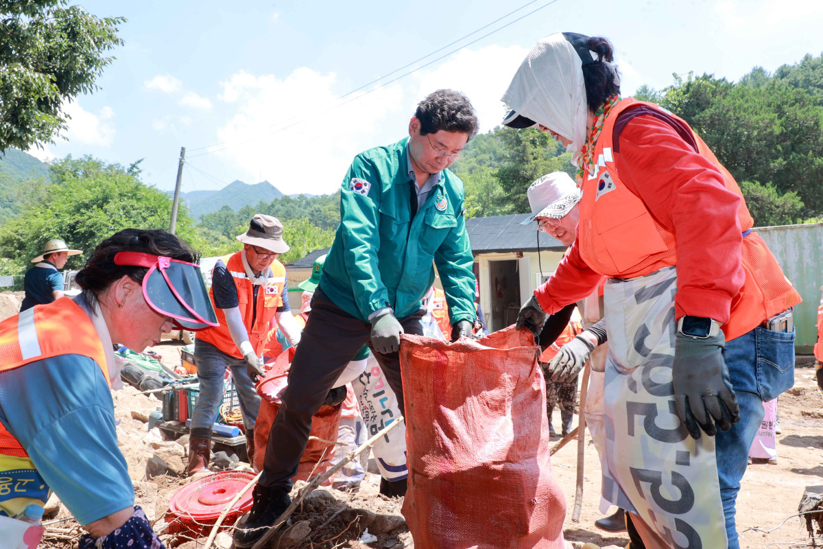 ▲이상일 용인특례시장이 25일 가평군의 수해복구 현장에서 용인시자원봉사센터의 '레디용 봉사단'과 함께 피해복구 작업을 진행 중이다. (용인특례시)