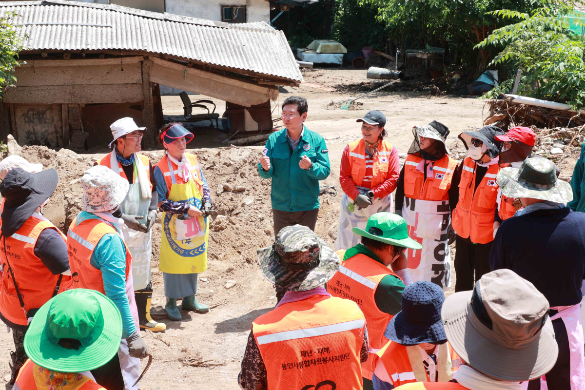 ▲이상일 용인특례시장이 25일 가평군의 수해복구 현장에서 용인시자원봉사센터의 '레디용 봉사단'과 함께 피해복구 작업을 진행했다. (용인특례시)