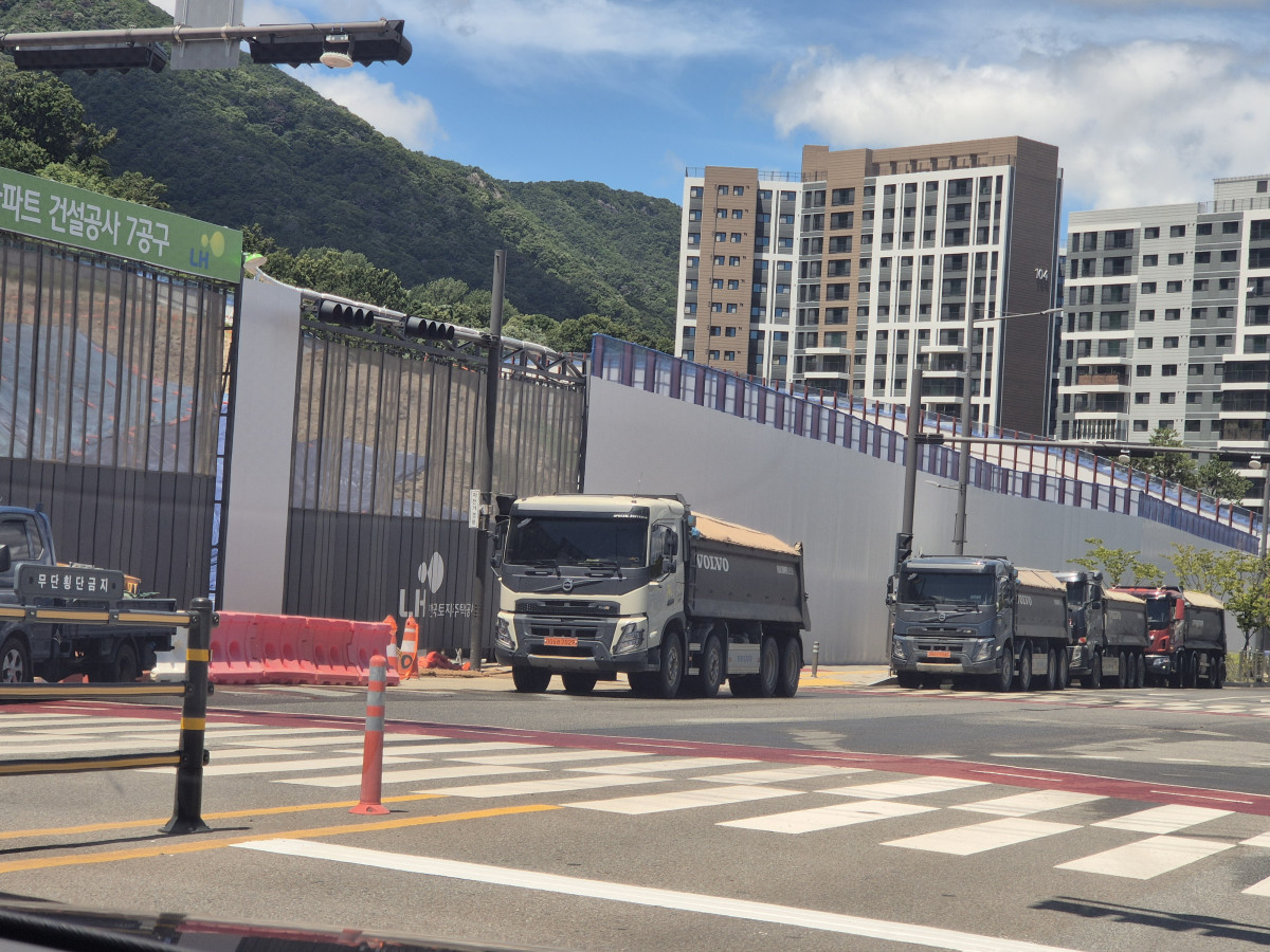 ▲2025년 7월 26일 양산 사송 LH 7공구 현장에서 덤프트럭들이 사토를 반출하고 있다.  (서영인기자 hihiro@)