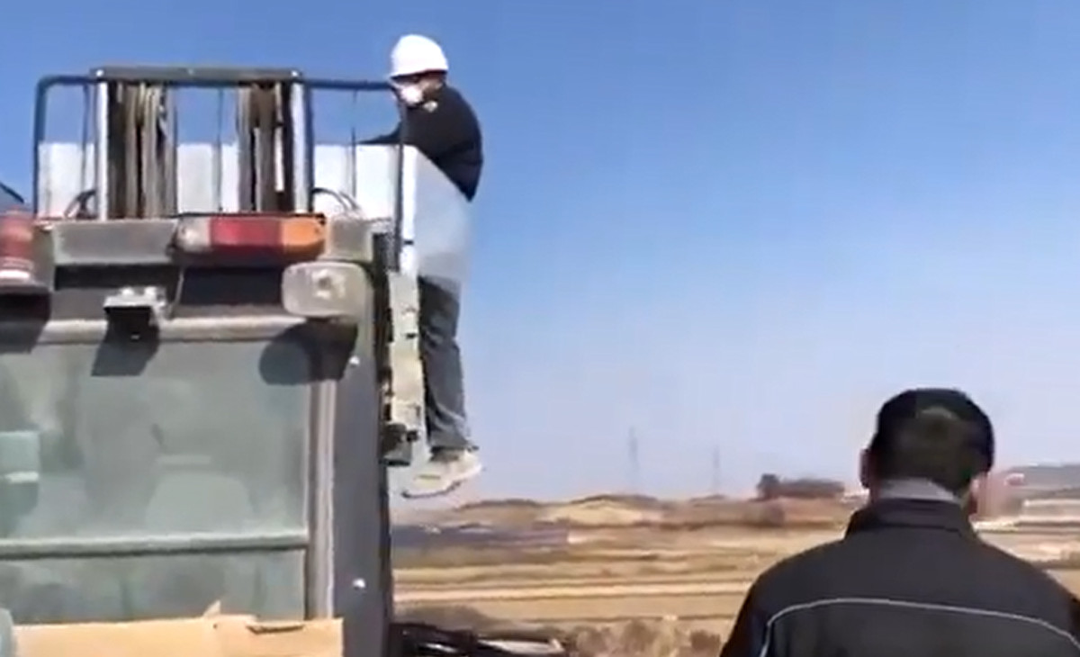 ▲전남 나주의 한 벽돌 생산 공장에서 스리랑카 국적의 이주노동자를 화물에 결박하고 지게차로 들어 올리는 인권유린 사건이 발생했다.    광주전남이주노동자네트워크가 확보한 이달 초 촬영된 영상에는 이곳 노동자가 이주노동자 A씨를 비닐로 벽돌에 묶어 지게차로 옮기는 모습과 이 모습을 보고 웃으며 휴대전화로 촬영하는 다른 노동자의 모습 등이 담겨 있다.  (연합뉴스)