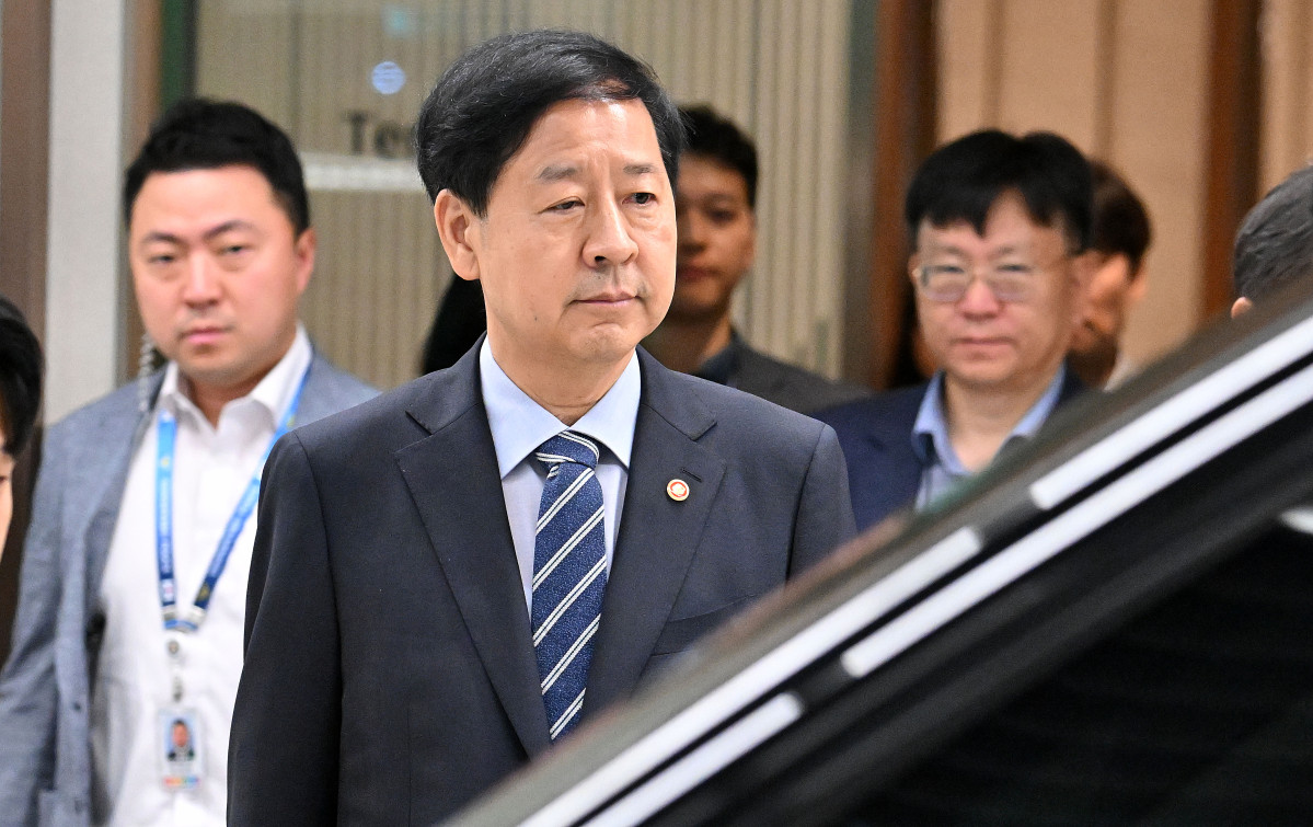 ▲<YONHAP PHOTO-3078> 미국 통상협상 출국 연기…굳은 표정의 구윤철 기재부 장관    (영종도=연합뉴스) 이진욱 기자 = 한미 간 '2+2 통상협상'을 위해 미국으로 출국하려던 구윤철 부총리 겸 기재부 장관이 24일 인천국제공항 제2여객터미널에서 굳은 표정으로 나오고 있다.    기획재정부는 24일 오전 언론 공지를 통해 "미국과 예정됐던 25일 '2+2협상'은 미국 스콧 베선트 재무장관의 긴급한 일정으로 인해 개최하지 못하게 됐다"고 밝혔다. 2025.7.24 [공동취재]    cityboy@yna.co.kr/2025-07-24 10:31:05/<저작권자 ⓒ 1980-2025 ㈜연합뉴스. 무단 전재 재배포 금지, AI 학습 및 활용 금지>