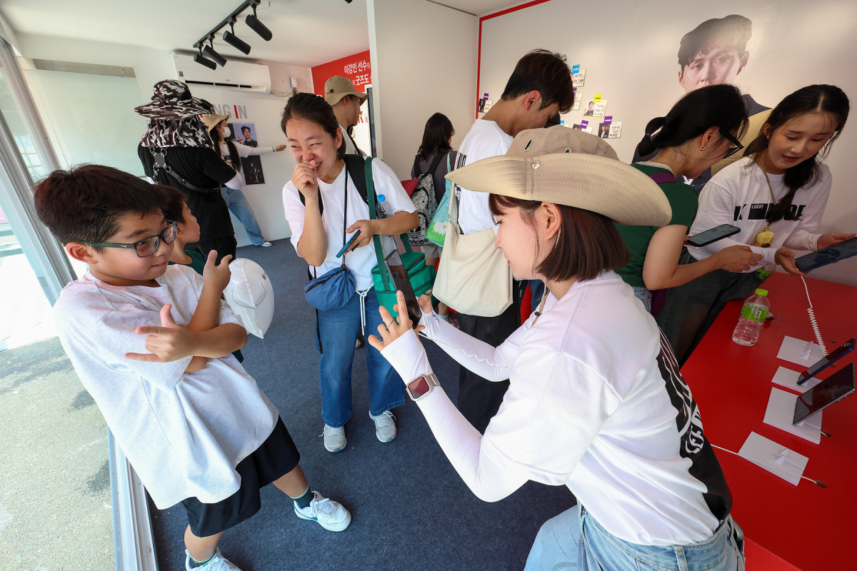 ▲KT는 고객 체험형 프로젝트 ‘케이 인텔리전스 럭키 드롭(K intelligence LUCKY DROP)’ 첫 행사가 성황리에 진행 중이라고 27일 밝혔다. (사진제공=KT)