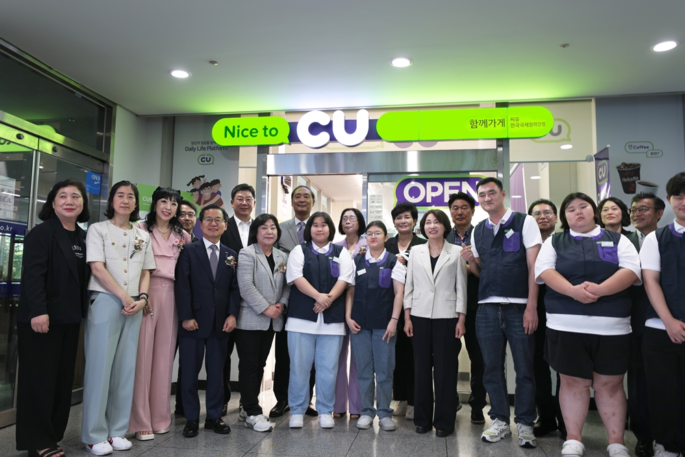 ▲25일 경기도 성남 한국국제협력단(KOICA) 본관에서 열린 개소식에서 BGF리테일 민승배 대표(왼쪽에서 6번째)와 주요 관계자들이 모여 기념 사진을 촬영하고 있다. (사진제공=BGF리테일)