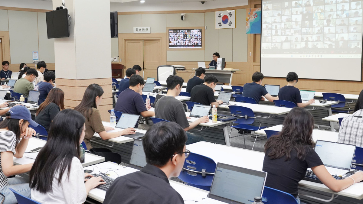 ▲동원그룹 임직원들이 26일 서울시 서초구 동원산업빌딩에서 열린 ‘2025 동원 AI 챌린지’에 참여하고 있다. (사진제공=동원그룹)