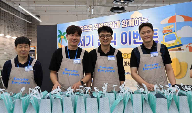 ▲23일 에코프로 포항캠퍼스에서 진행된 간식 지원 이벤트에 참여한 직원위원들 모습. 송호준 에코프로 대표를 비롯해 가족협의회 직원위원 등은 본사가 위치한 충북 오창, 대규모 생산 설비가 위치한 경북 포항 등 각 사업장에서 임직원들에게 아이스크림 및 간식을 제공했다. (사진= 에코프로)