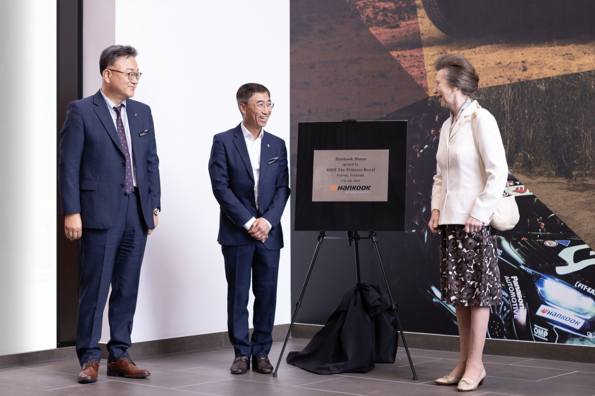 ▲(좌측부터) 한국타이어 구주본부장 박종호 부사장, 한창율 영국법인장, 앤 엘리자베스 앨리스 루이즈 공주가 명판 제막식을 거행하는 모습 (사진=한국타이어)