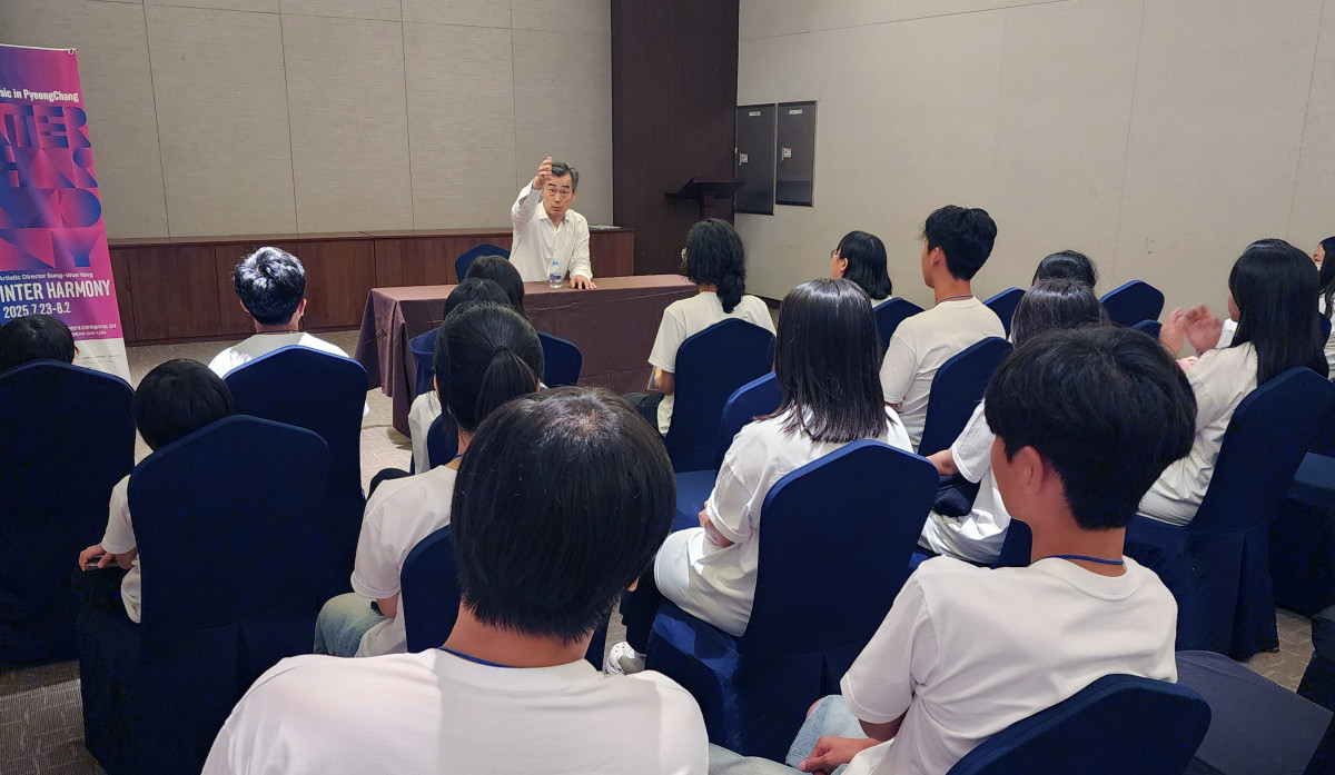▲평창대관령음악제 양성원 예술감독이 무지개상자 오캐스트라 단원들에게 멘토링을 진행하고 있다. (사진제공=GS리테일)