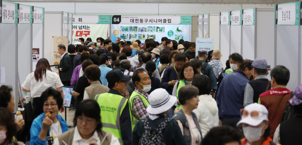 ▲21일 경기 일산 킨텍스에서 열린 2025 대한민국 노인일자리 박람회에서 관람객들이 부스를 둘러보고 있다. 노인 일자리 사업의 성과를 전시, 체험, 공연 등을 통해 공유하는 이번 행사에는 참여 어르신의 자긍심 고취와 문화체험 기회를 제공하며 정책 정보와 일자리 비전을 함께 제시한다. 고이란 기자 photoeran@(이투데이DB)