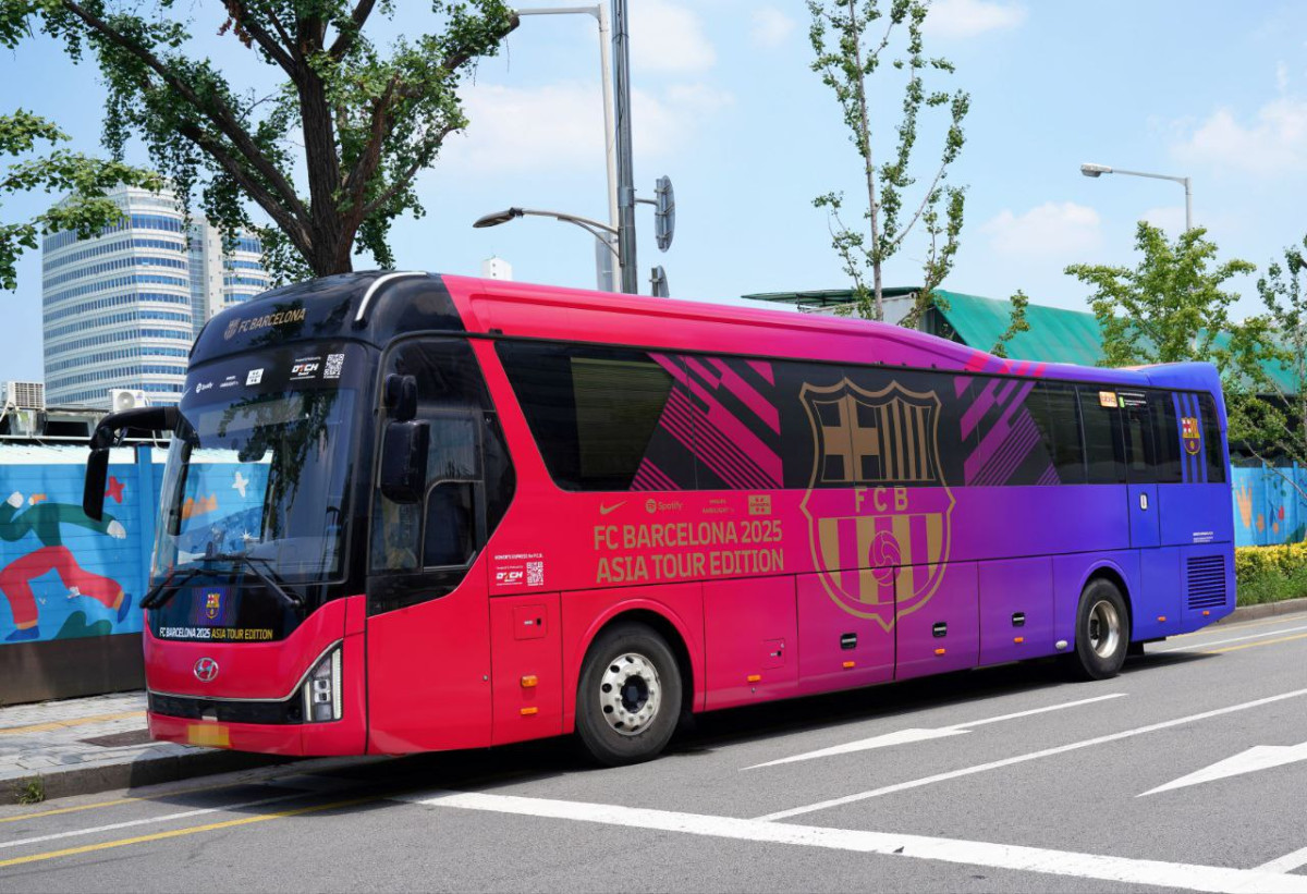 ▲FC바르셀로나 선수단 전용 프리미엄 버스. (사진제공=제너시스BBQ그룹)