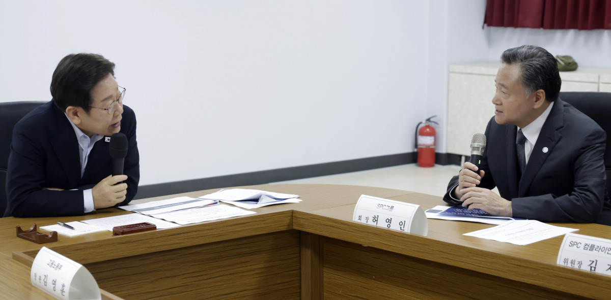 ▲근로자 노동 환경 질문하는 이재명 대통령     (시흥=연합뉴스) 홍해인 기자 = 이재명 대통령이 25일 경기 시흥시 SPC 삼립 시흥 공장에서 열린 산업재해 근절 현장 노사간담회에서 허영인 SPC그룹 회장에게 근로자 노동 환경 등에 대해 질문하고 있다. 2025.7.25 [대통령실통신사진기자단]    hihong@yna.co.kr/2025-07-25 11:35:59/<저작권자 ⓒ 1980-2025 ㈜연합뉴스. 무단 전재 재배포 금지, AI 학습 및 활용 금지>