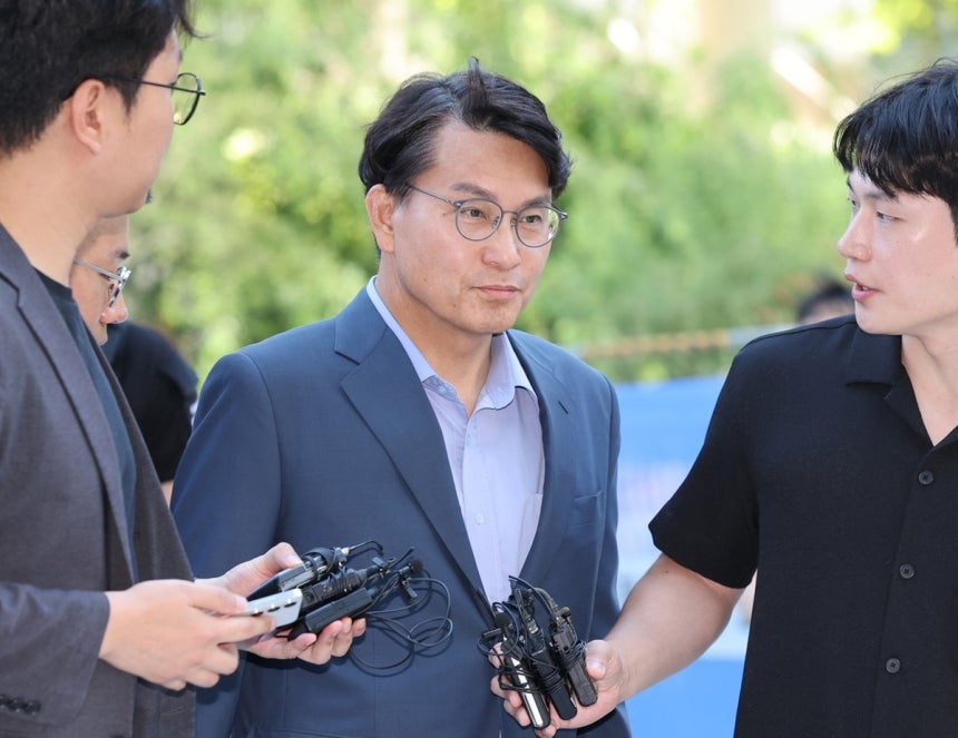 ▲윤상현 국민의힘 의원이 27일 오전 서울 종로구 김건희 특검팀(특별검사 민중기) 사무실에 출석하며 취재진의 질문을 받고 있다.  (뉴시스)