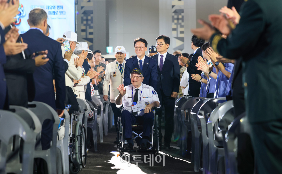 ▲김민석 국무총리가 27일 경기 고양시 일산서구 킨텍스에서 열린 2025년 유엔군 참전의 날 기념식에서 유엔참전용사와 입장하고 있다. 조현호 기자 hyunho@