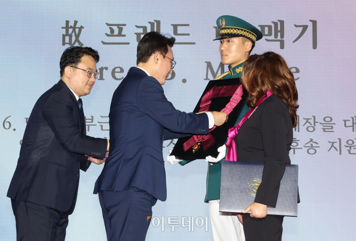 ▲김민석 국무총리가 27일 경기 고양시 일산서구 킨텍스에서 열린 2025년 유엔군 참전의 날 기념식에서 고(故) 프레드 B. 맥기(미국) 참전용사 가족에게 태극무공훈장을 전수하고 있다. 조현호 기자 hyunho@