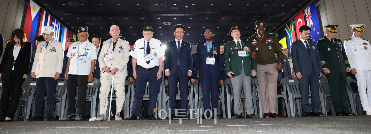 ▲김민석 국무총리와 제이비어 브런슨 유엔군 사령관을 비롯한 참전용사들이 27일 경기 고양시 일산서구 킨텍스에서 열린 2025년 유엔군 참전의 날 기념식에서 묵념을 하고 있다. 조현호 기자 hyunho@