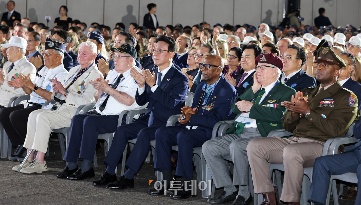 ▲김민석 국무총리와 제이비어 브런슨 유엔군 사령관을 비롯한 참전용사들이 27일 경기 고양시 일산서구 킨텍스에서 열린 2025년 유엔군 참전의 날 기념식에서 박수를 치고 있다. 조현호 기자 hyunho@