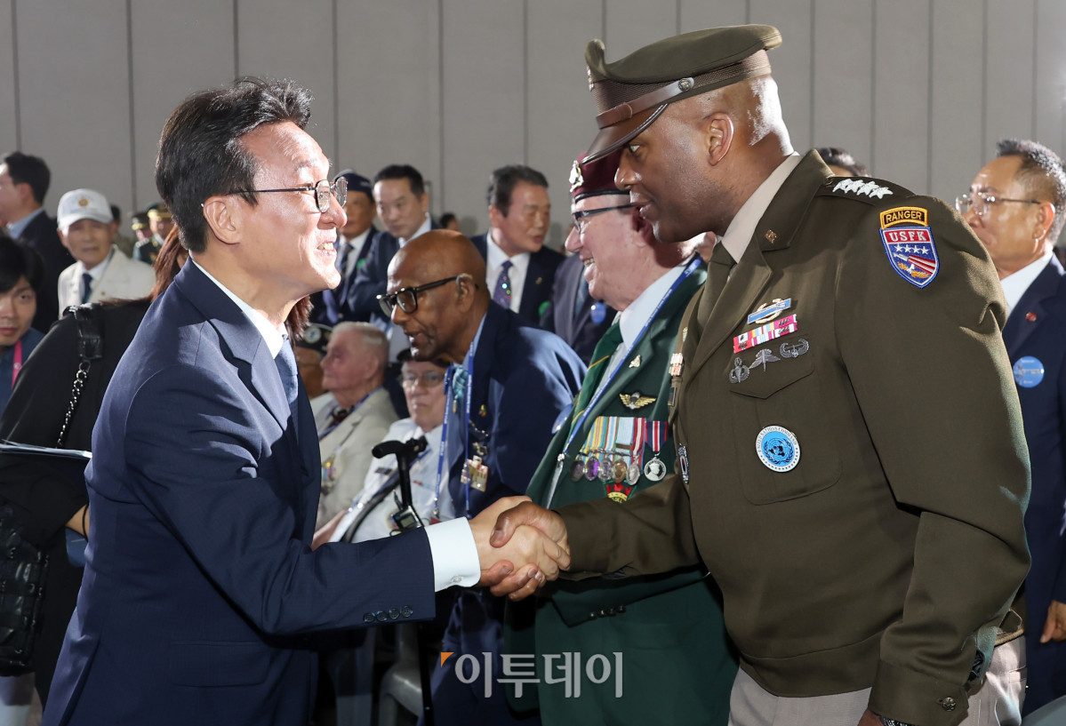 ▲김민석 국무총리가 27일 경기 고양시 일산서구 킨텍스에서 열린 2025년 유엔군 참전의 날 기념식에서 참전용사와 제이비어 브런슨 유엔군 사령관과 인사를 나누고 있다. 조현호 기자 hyunho@