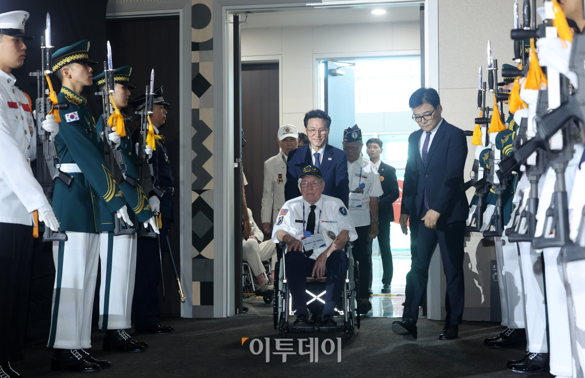 ▲김민석 국무총리가 27일 경기 고양시 일산서구 킨텍스에서 열린 2025년 유엔군 참전의 날 기념식에서 유엔참전용사와 입장하고 있다. 조현호 기자 hyunho@