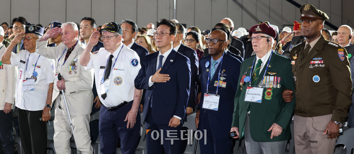 ▲김민석 국무총리와 제이비어 브런슨 유엔군 사령관을 비롯한 참전용사들이 27일 경기 고양시 일산서구 킨텍스에서 열린 2025년 유엔군 참전의 날 기념식에서 국기에 대한 경례를 하고 있다. 조현호 기자 hyunho@