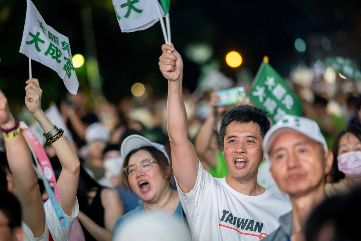 ▲대만 유권자들이 26일 타이베이에서 야당 의원 파면 투표 결과를 기다리고 있다. (타이베이/AFP연합뉴스)