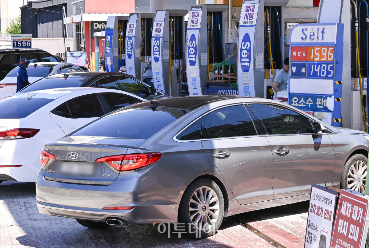 ▲국내 주유소 휘발유의 주간 평균 가격이 1주 만에 다시 하락 전환하고 경유 가격은 소폭 오름세를 이어갔다. 한국석유공사 유가정보시스템 오피넷에 따르면 7월 넷째 주(20∼24일) 전국 주유소 휘발유 평균 판매가는 지난주보다 리터당 0.5원 내린 1667.4원을 기록했다. 경유 평균 판매 가격은 전주 대비 0.9원 오른 1531.8원을 기록했다. 27일 서울 시내 한 주유소에 유가정보가 게시돼 있다. 조현호 기자 hyunho@
