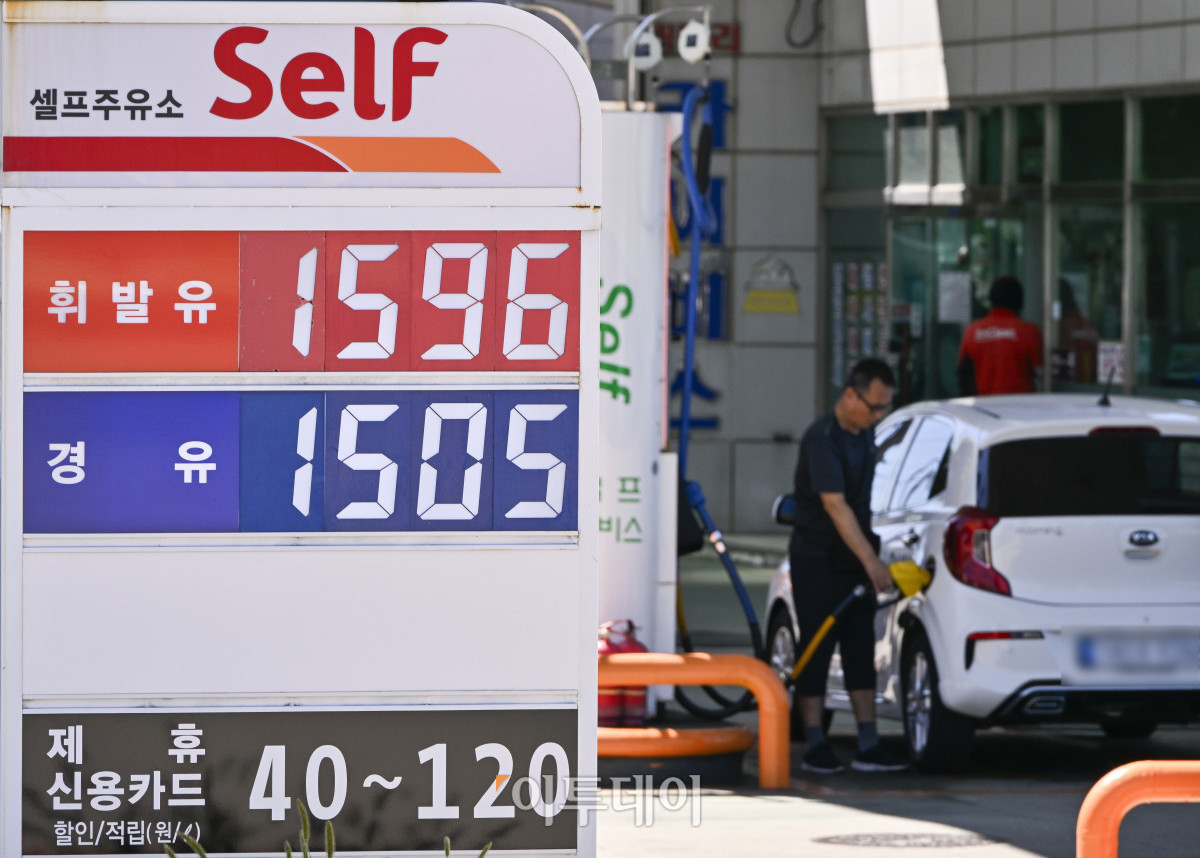 ▲국내 주유소 휘발유의 주간 평균 가격이 1주 만에 다시 하락 전환하고 경유 가격은 소폭 오름세를 이어갔다. 한국석유공사 유가정보시스템 오피넷에 따르면 7월 넷째 주(20∼24일) 전국 주유소 휘발유 평균 판매가는 지난주보다 리터당 0.5원 내린 1667.4원을 기록했다. 경유 평균 판매 가격은 전주 대비 0.9원 오른 1531.8원을 기록했다. 27일 서울 시내 한 주유소에 유가정보가 게시돼 있다. 조현호 기자 hyunho@