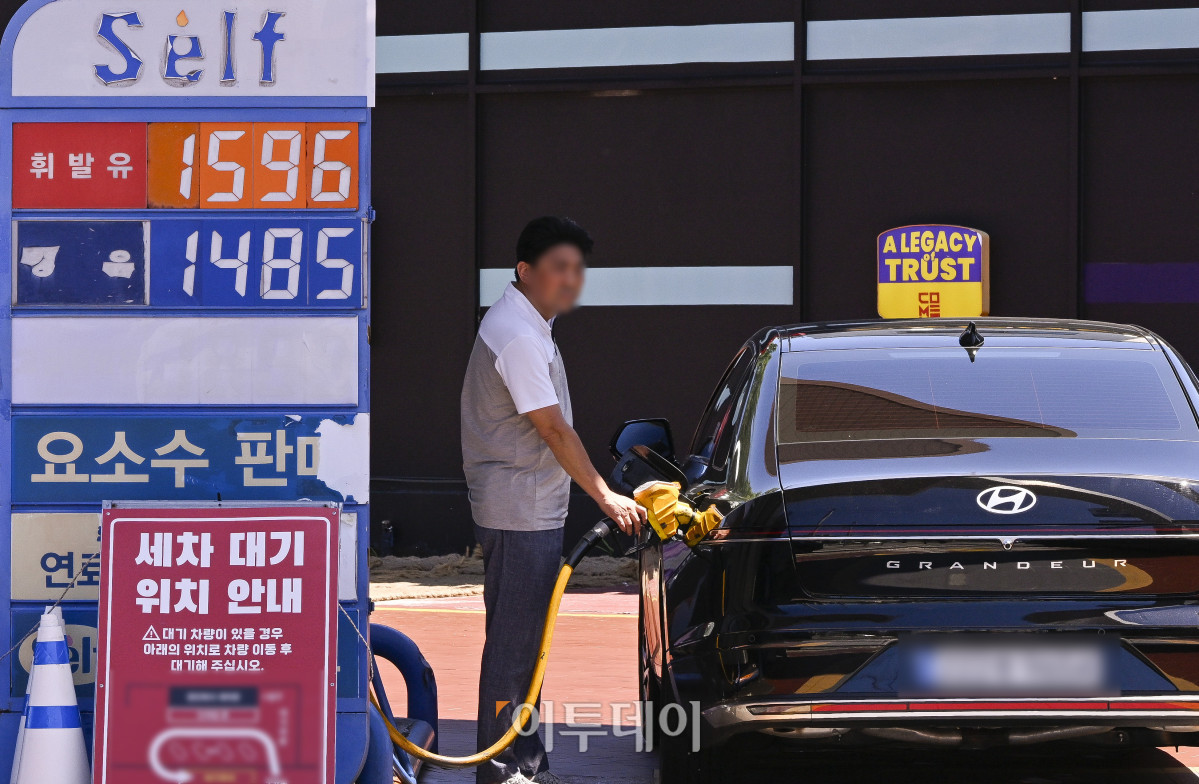 ▲국내 주유소 휘발유의 주간 평균 가격이 1주 만에 다시 하락 전환하고 경유 가격은 소폭 오름세를 이어갔다. 한국석유공사 유가정보시스템 오피넷에 따르면 7월 넷째 주(20∼24일) 전국 주유소 휘발유 평균 판매가는 지난주보다 리터당 0.5원 내린 1667.4원을 기록했다. 경유 평균 판매 가격은 전주 대비 0.9원 오른 1531.8원을 기록했다. 27일 서울 시내 한 주유소에 유가정보가 게시돼 있다. 조현호 기자 hyunho@