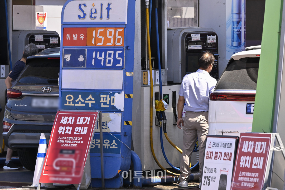 ▲국내 주유소 휘발유의 주간 평균 가격이 1주 만에 다시 하락 전환하고 경유 가격은 소폭 오름세를 이어갔다. 한국석유공사 유가정보시스템 오피넷에 따르면 7월 넷째 주(20∼24일) 전국 주유소 휘발유 평균 판매가는 지난주보다 리터당 0.5원 내린 1667.4원을 기록했다. 경유 평균 판매 가격은 전주 대비 0.9원 오른 1531.8원을 기록했다. 27일 서울 시내 한 주유소에 유가정보가 게시돼 있다. 조현호 기자 hyunho@