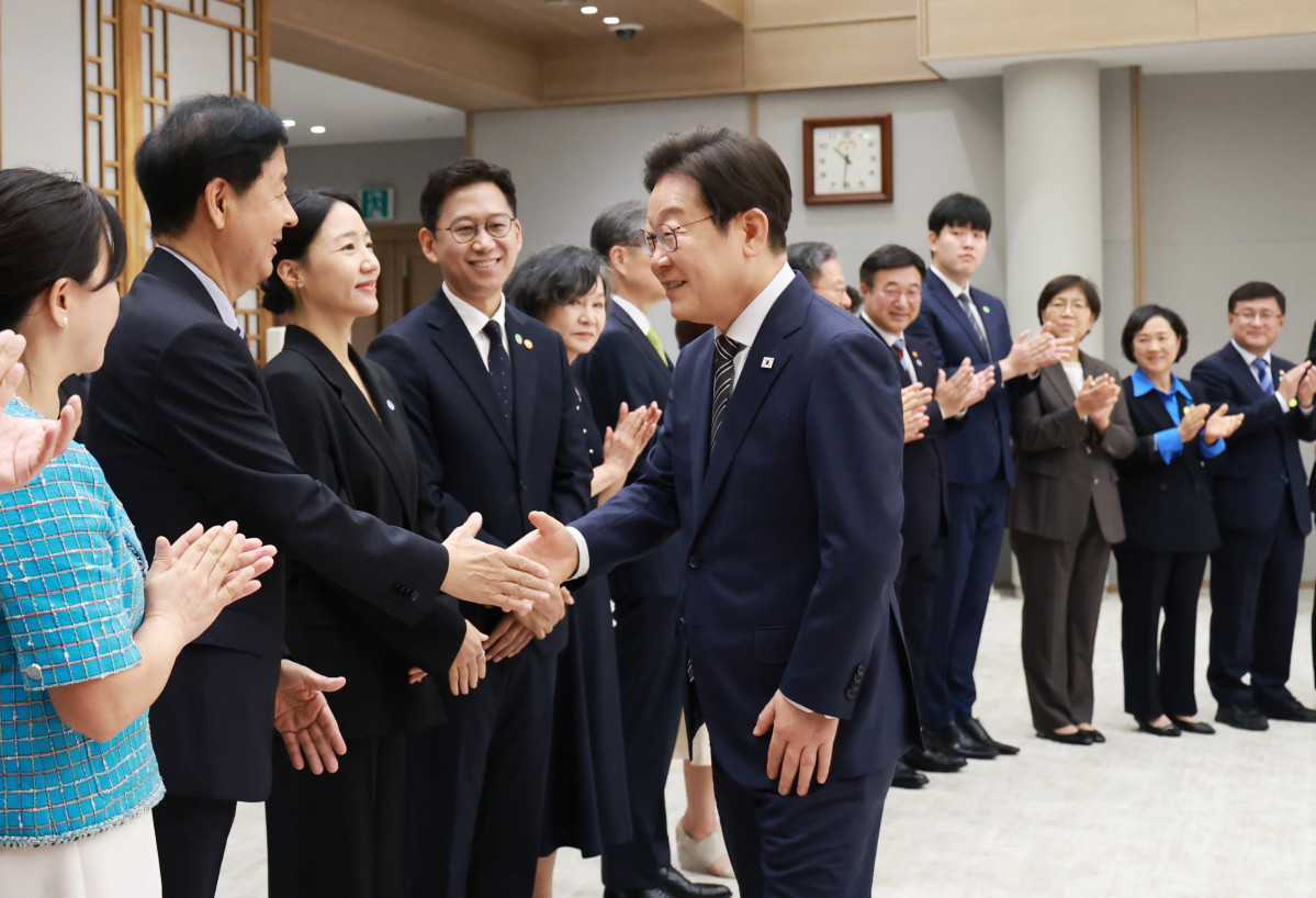 ▲이재명 대통령이 23일 서울 용산 대통령실 청사에서 열린 임명장 및 위촉장 수여식에 참석하며 구윤철 부총리 겸 기획재정부 장관과 악수하고 있다. (대통령실통신사진기자단) (사진=뉴시스)