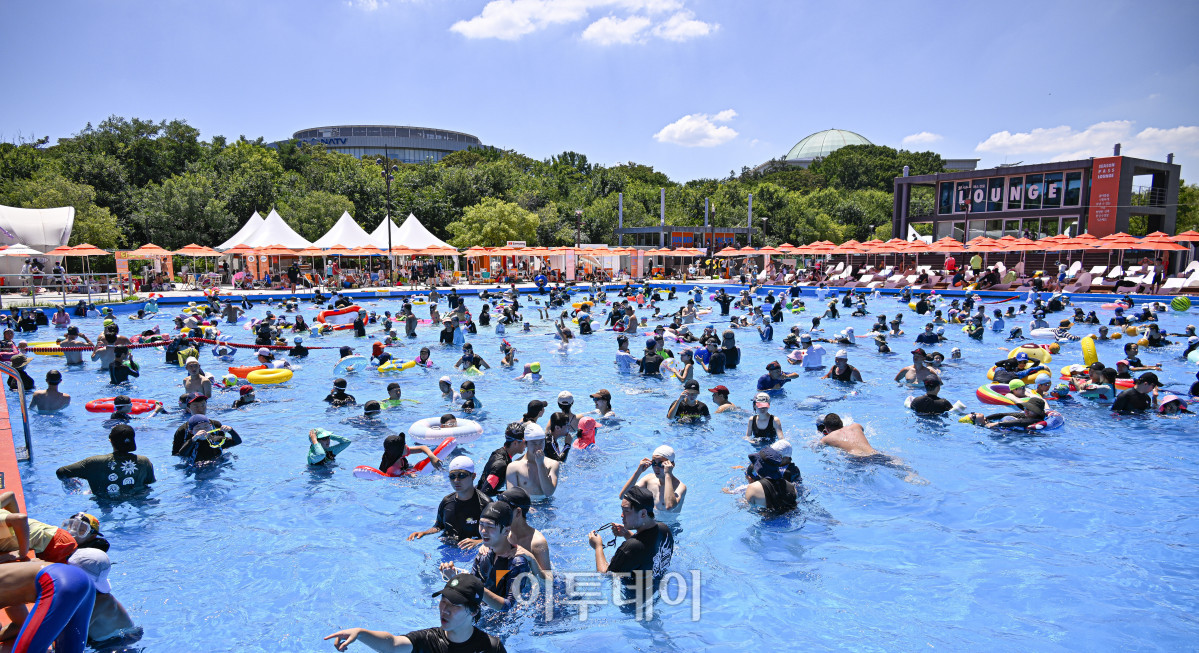 ▲전국 대부분 지역에 폭염경보가 발효된 27일 서울 영등포구 한강공원 여의도 수영장에서 시민들이 물놀이를 하며 더위를 식히고 있다. 이날 기상청은 전국에 폭염특보가 발효된 가운데 최고체감온도가 35도 내외로 올라 매우 무덥겠으니 온열질환에 각별한 주의가 필요하다고 예보했다. 조현호 기자 hyunho@